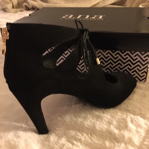 🤑CLEARANCE🔻Black Tied Semi-Booties w. Gold Detail🔺 - Picture 8 of 8