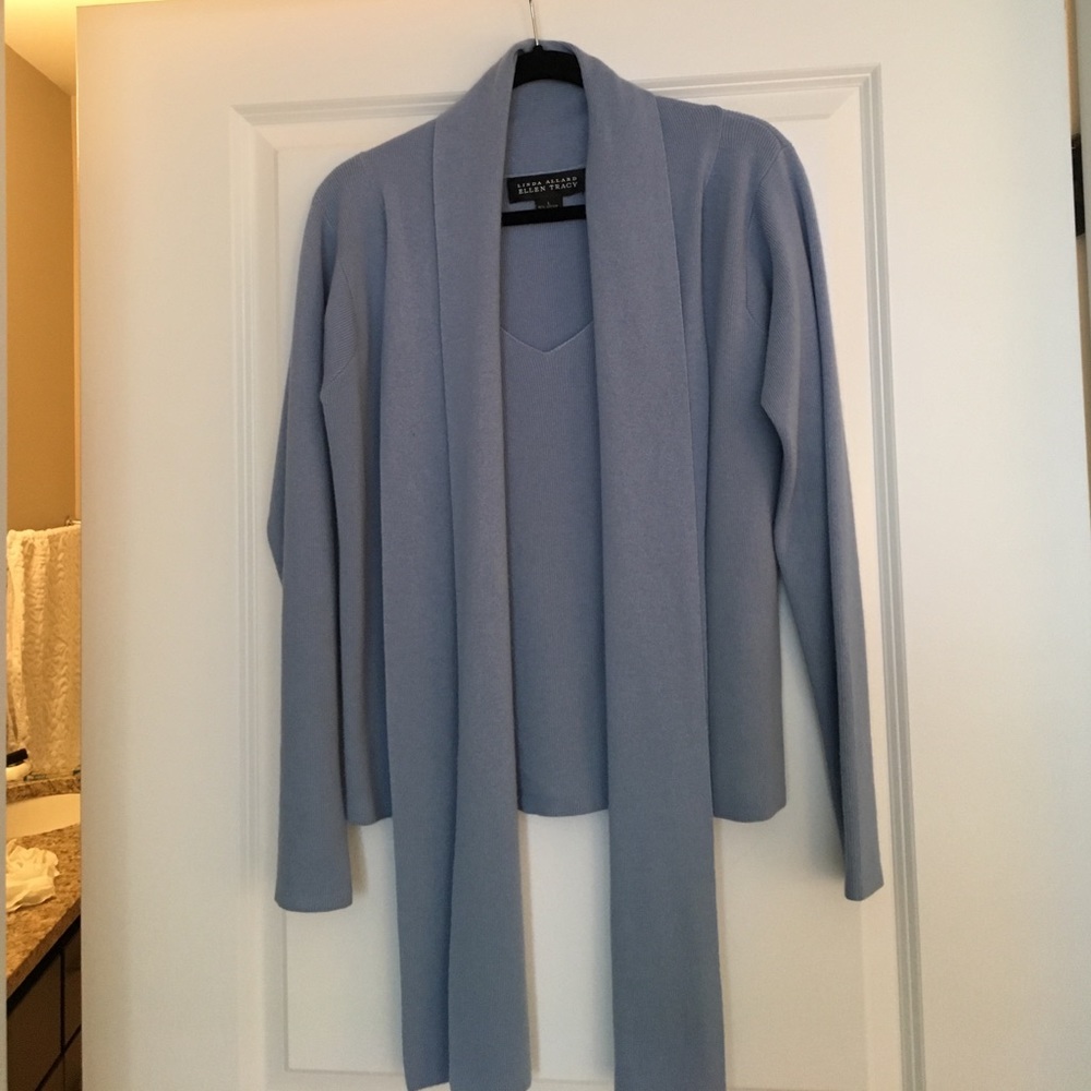 Beautiful V neck sweater with tie collar