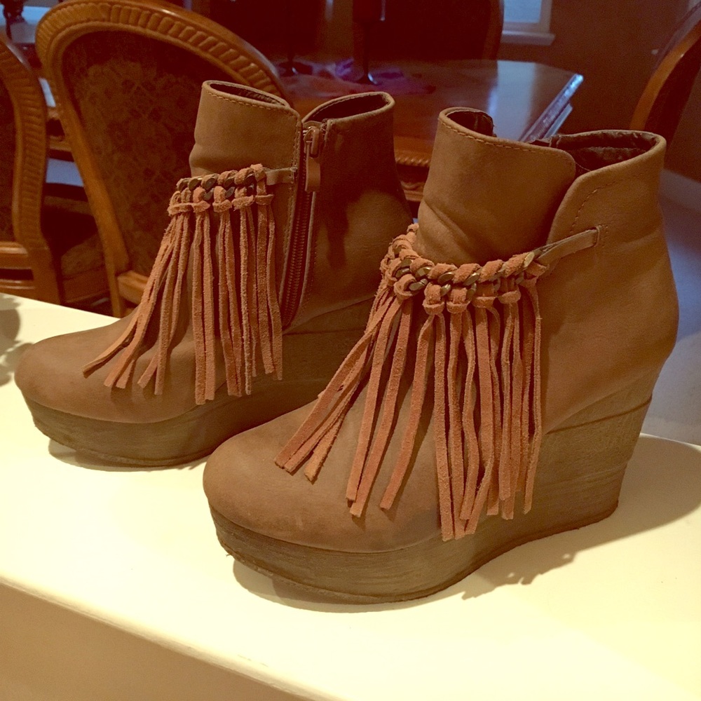 Fringe wedge booties!