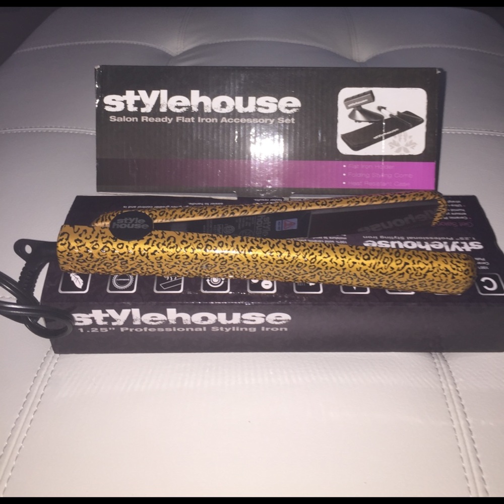 Stylehoyse flat iron and accessory set