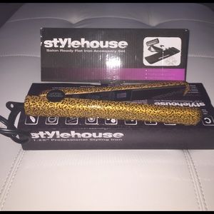 Stylehoyse flat iron and accessory set