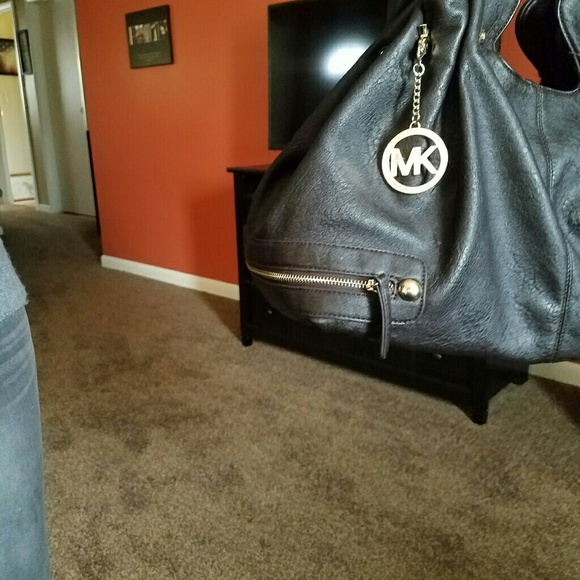 *****SOLD***** Mk oversized hobo-like purse - Picture 3 of 4
