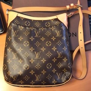 Authentic Louis Vuitton Messenger bag- Medium