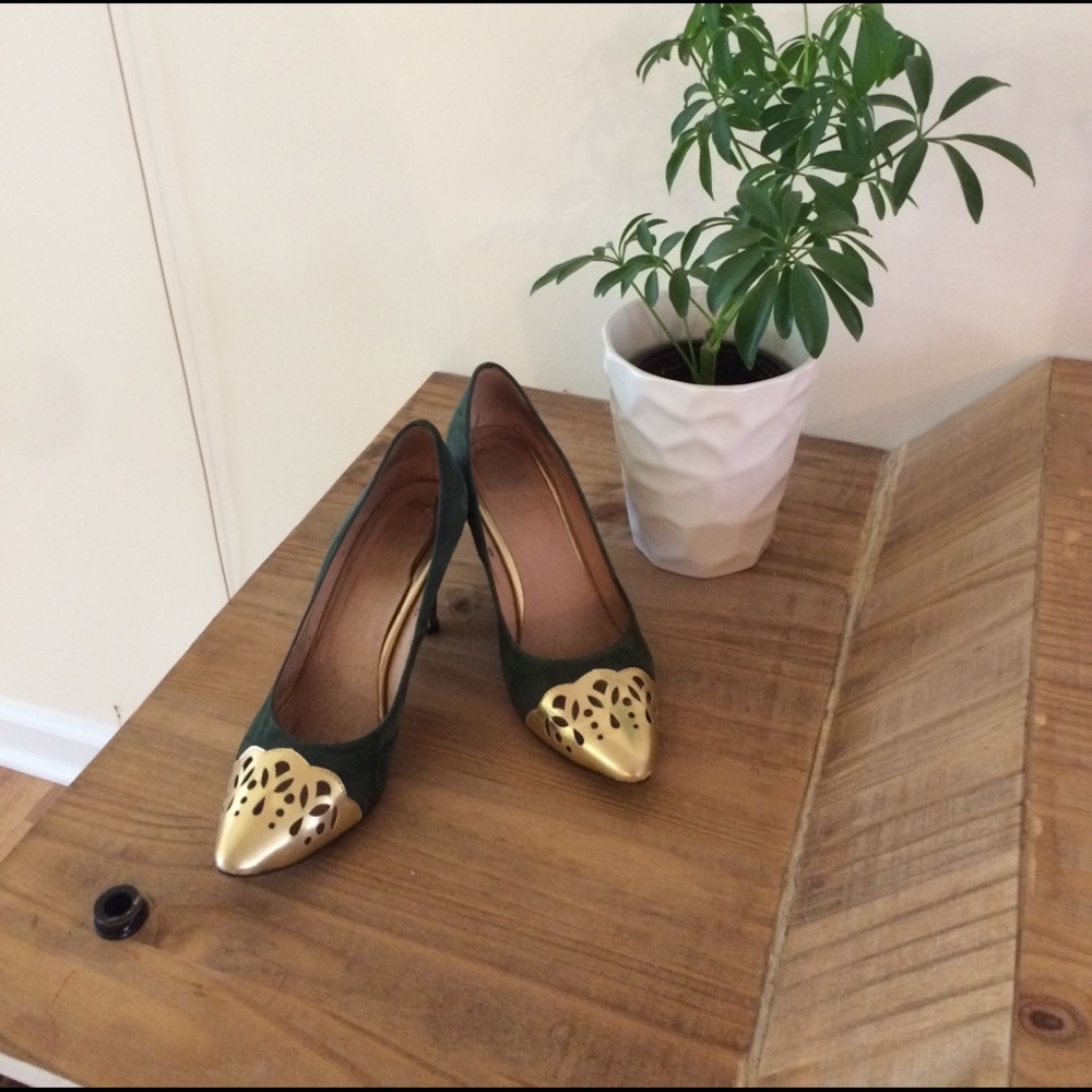 *ANTHROPOLOGIE* pumps green and gold SIZE 39/8.