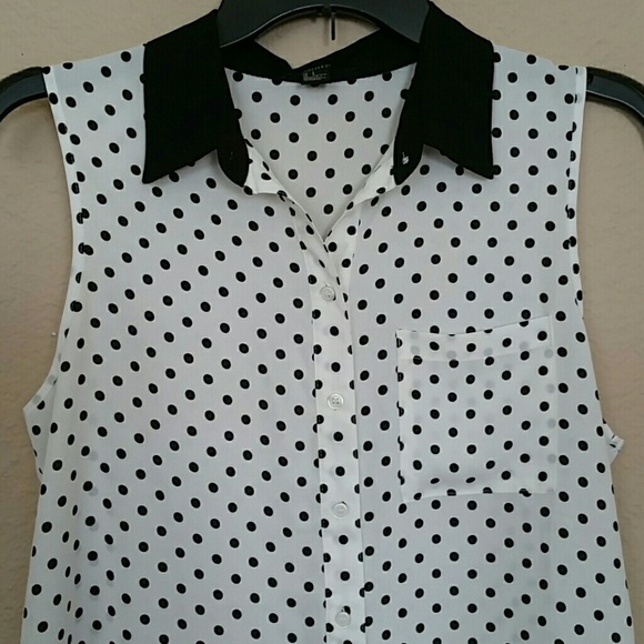 Sleeveless blouse size small - Picture 2 of 4