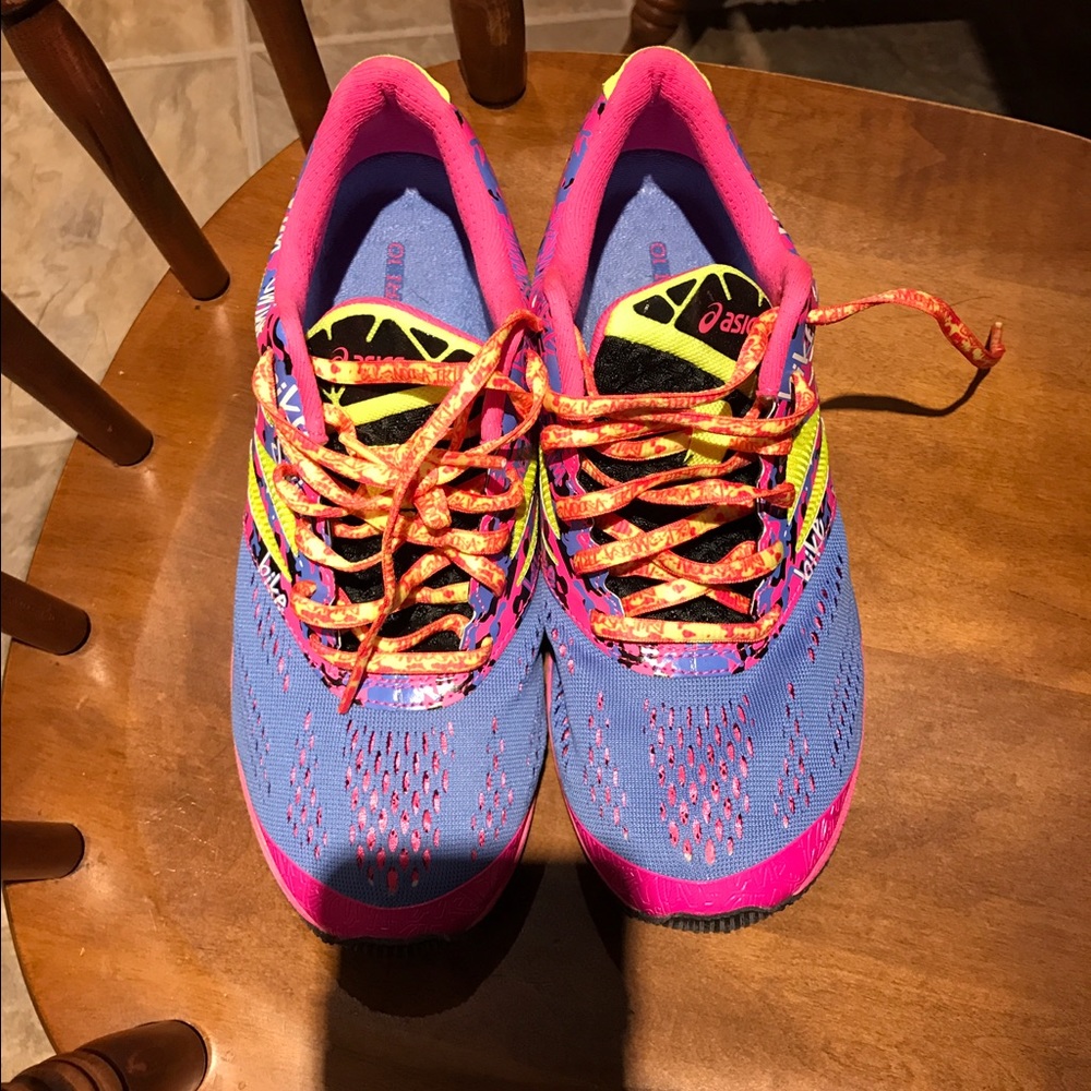 Size 8 women's ASIC brand running shoes almost new