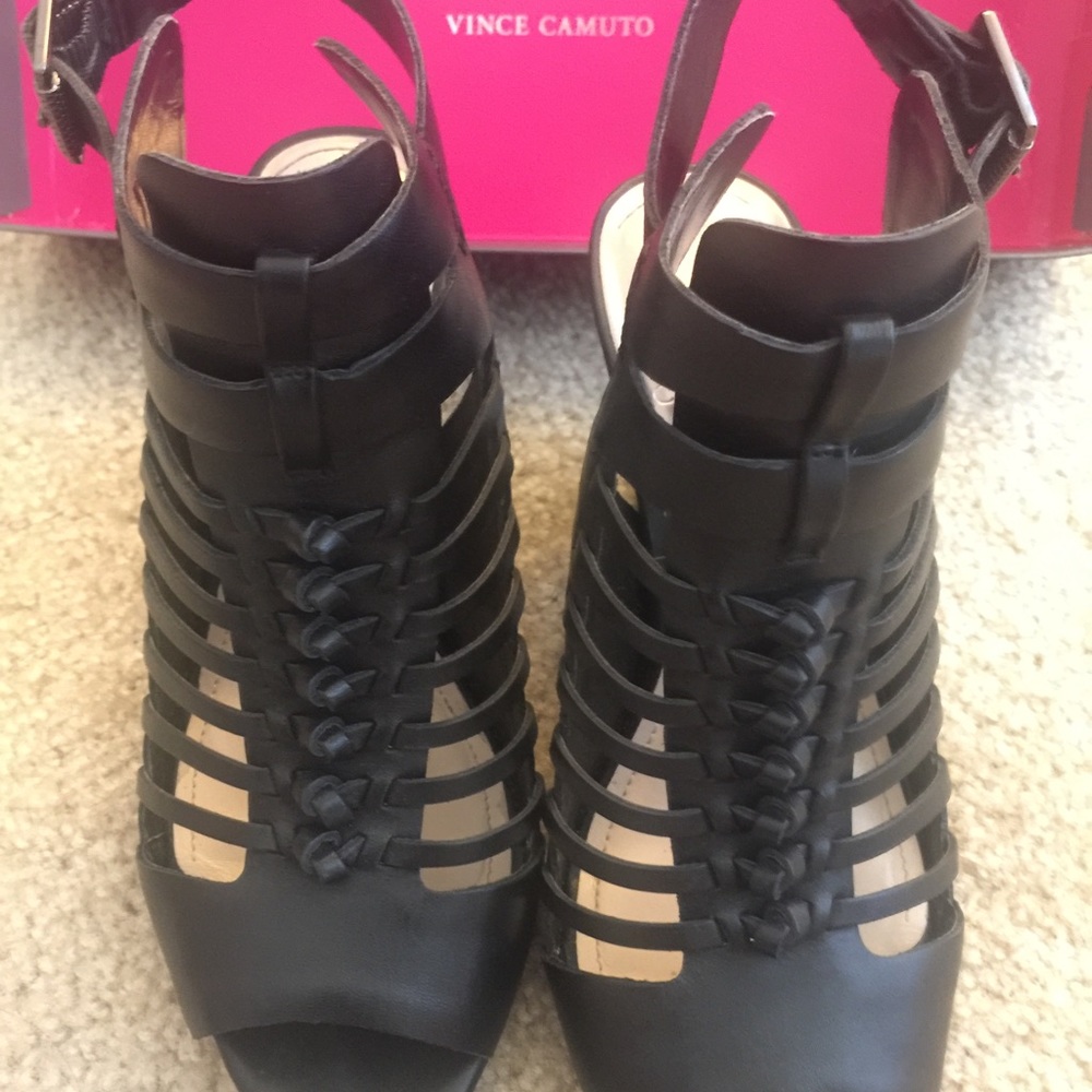 🔥Vince Camuto Peep toe sandals.