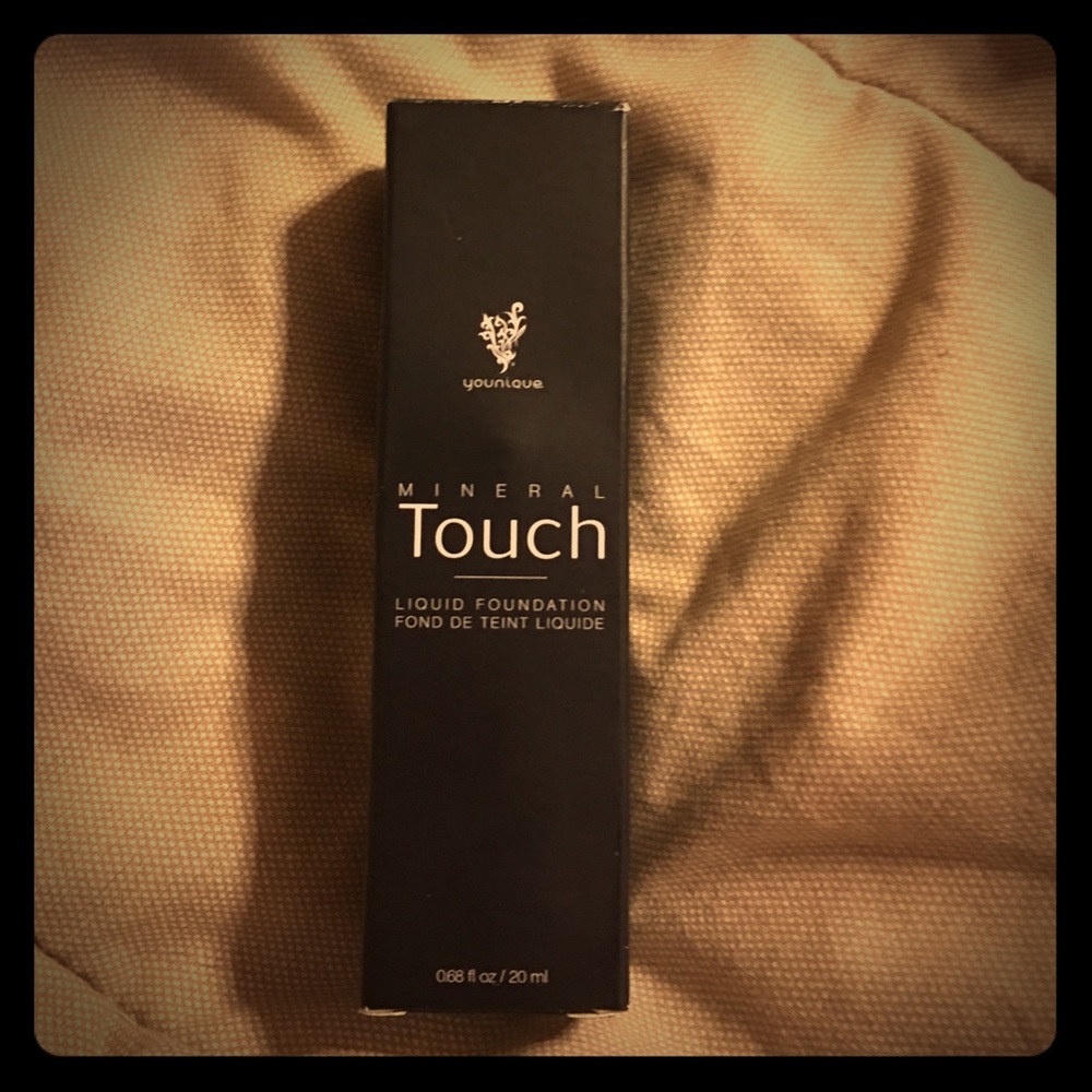 Younique Mineral Touch liquid foundation CHIFFON