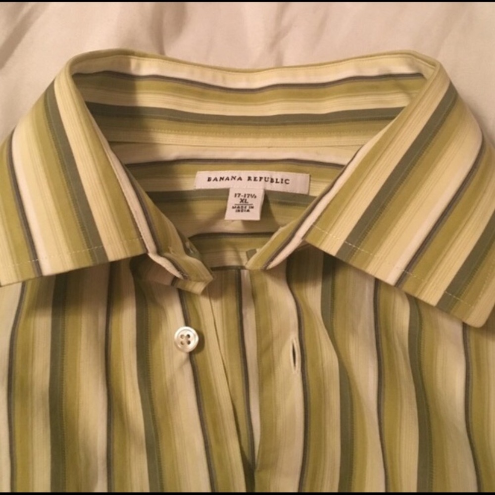 Banana Republic men's green button down shirt