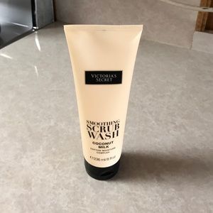 Smoothing scrub wash
