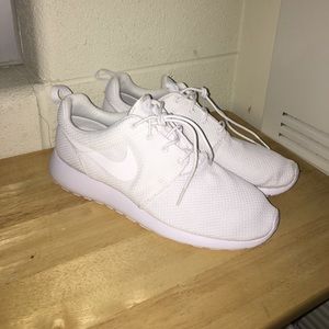 Nike Roshe Triple White