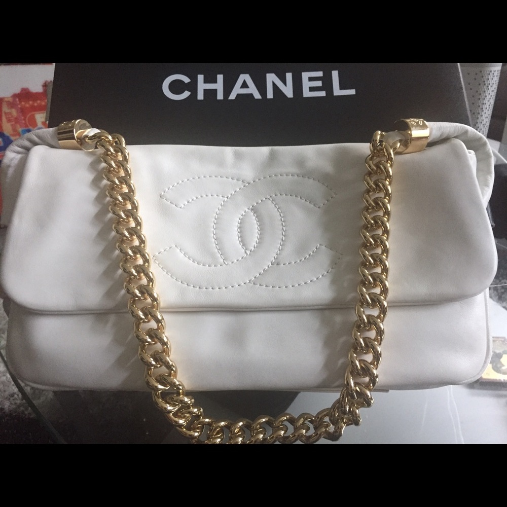 CHANEL classic bag with flap. White . NEVER USED.