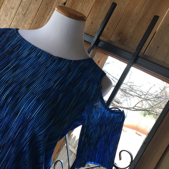 Blue cold shoulder pleated belted holiday dress - Picture 3 of 5