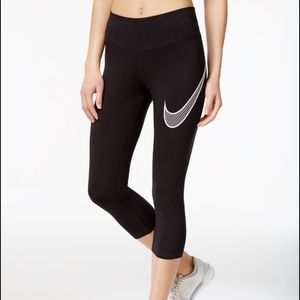 NWT Nike cropped leggings