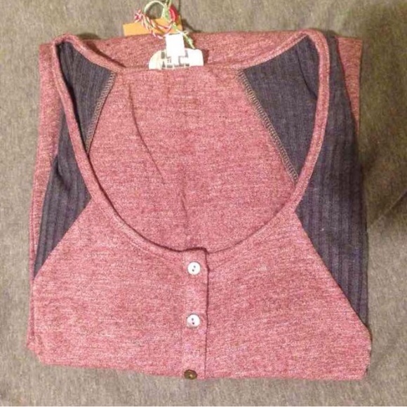 ❣RESTOCK❣ Two Tone Lace Sleeve Sharkbite Tunic - Picture 4 of 4