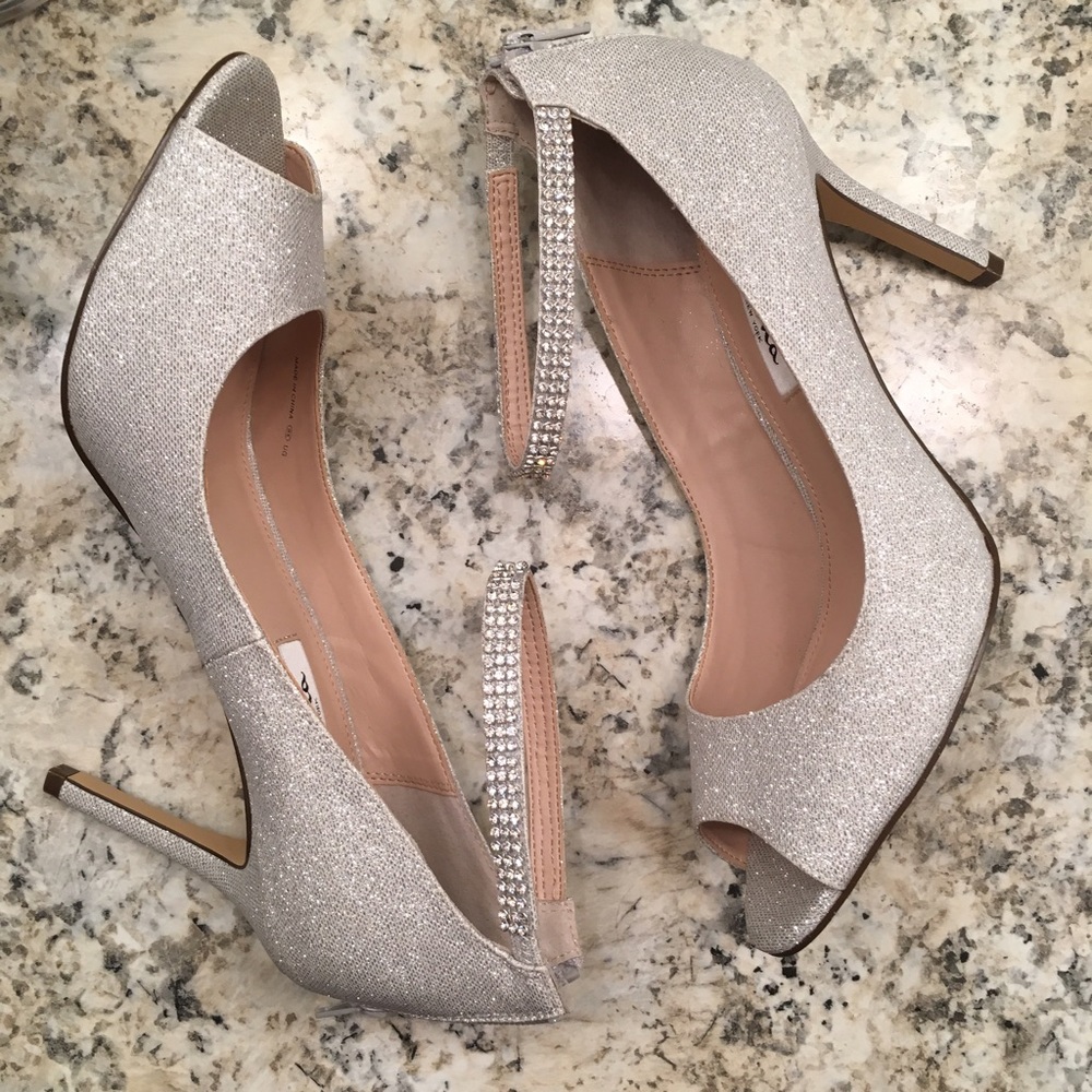 🌸🌸GORGEOUS silver heels!!