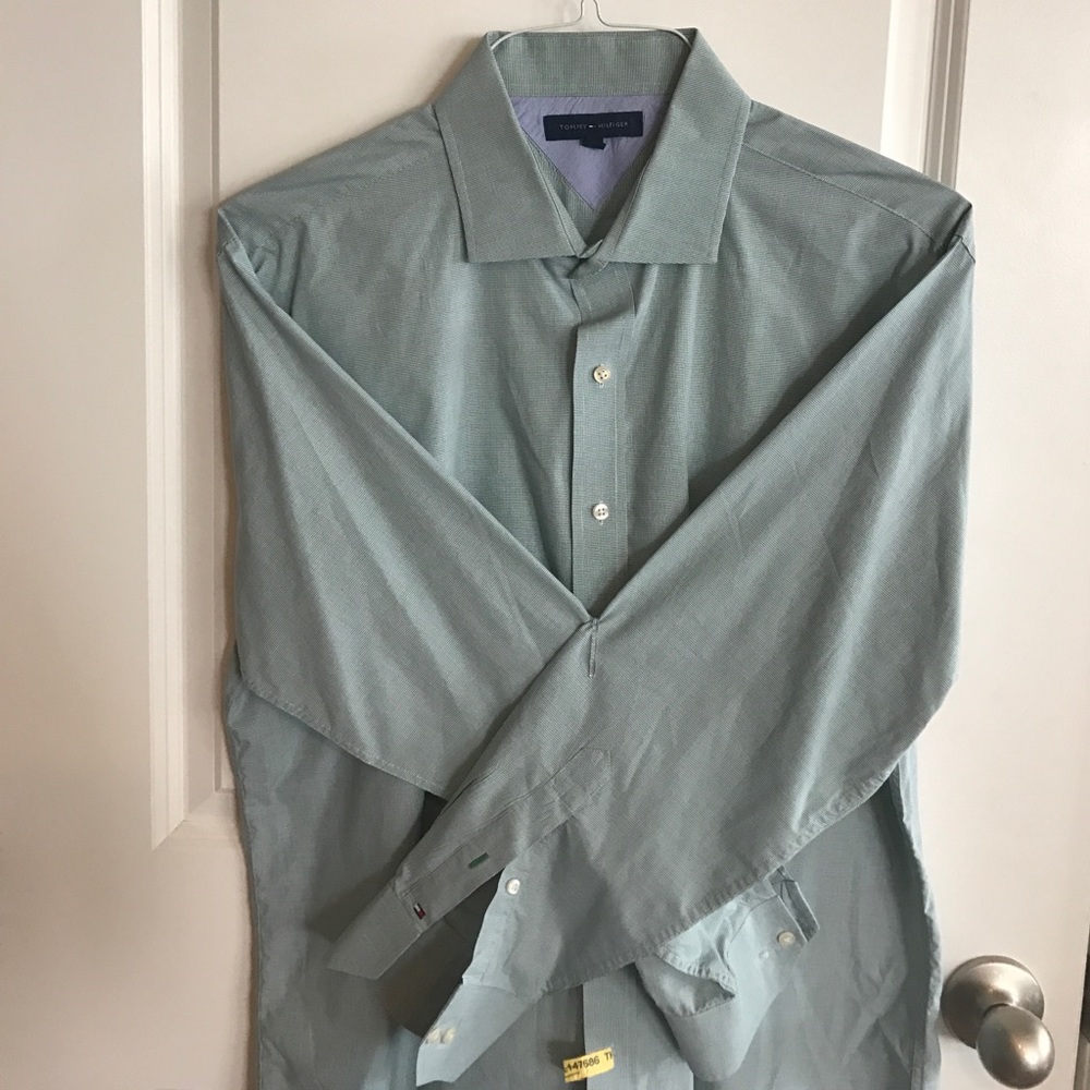 Tommy Hilfiger Men's Button Up neck size 17 /32-33