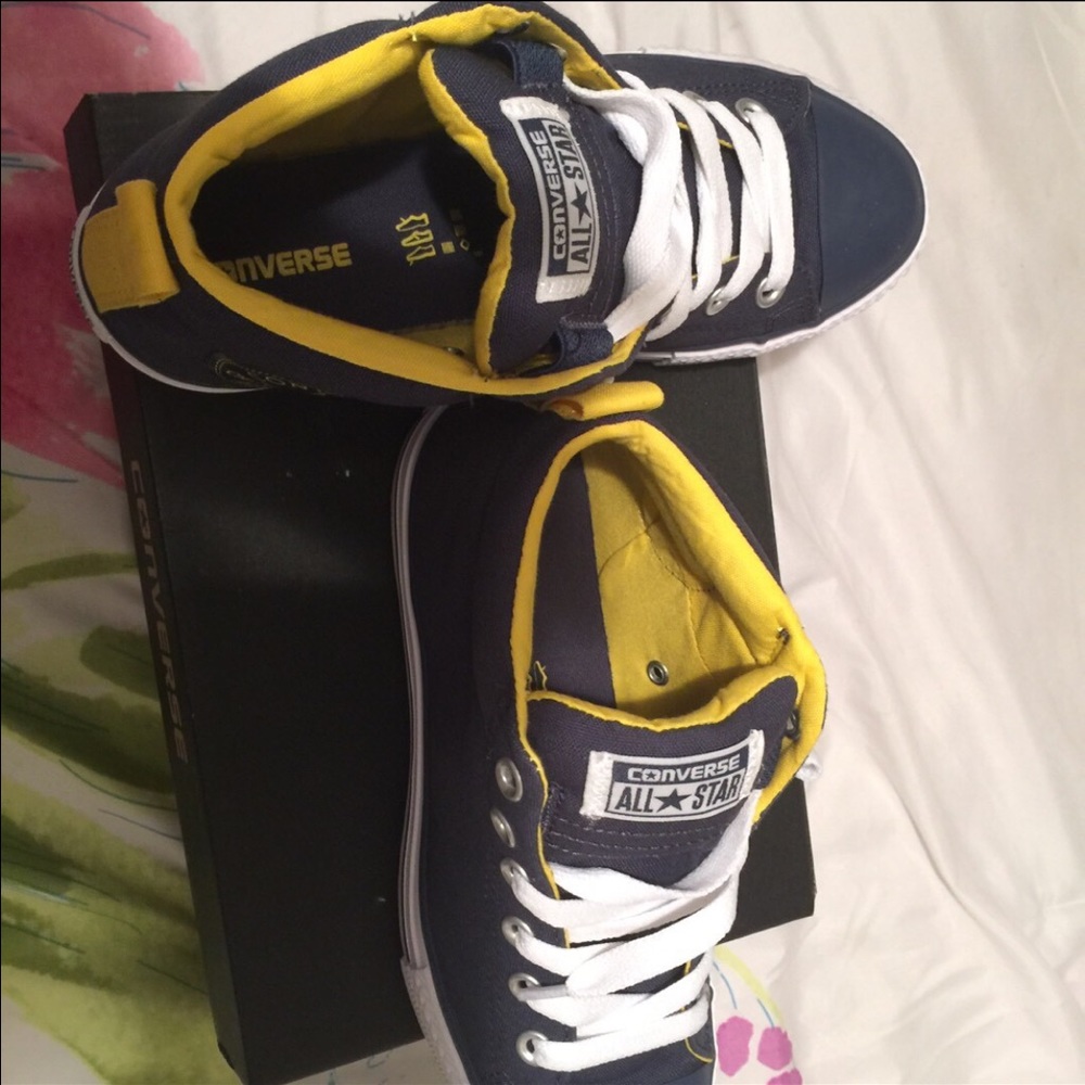 Converse Mid Navy/Citrus Color. Worn only once.