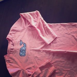 A vineyard vines tee💕