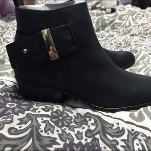 Ankle bootie with gold detail