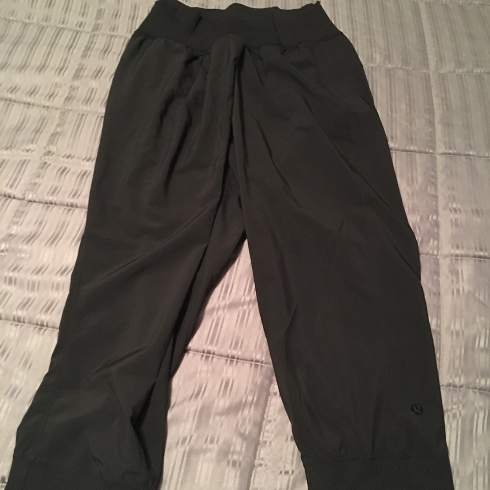 Lululemon black cropped pants size 4