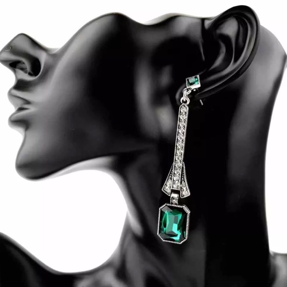 Last1🆕GREEN CRYSTAL HANGING EARRINGS - Picture 4 of 4