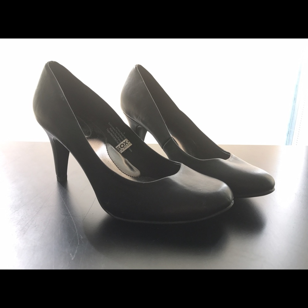 Black low pumps