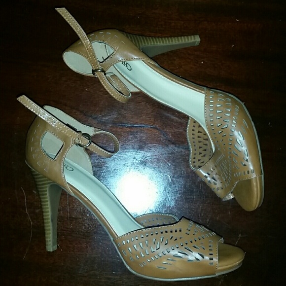 Chestnut Heels - Picture 2 of 2