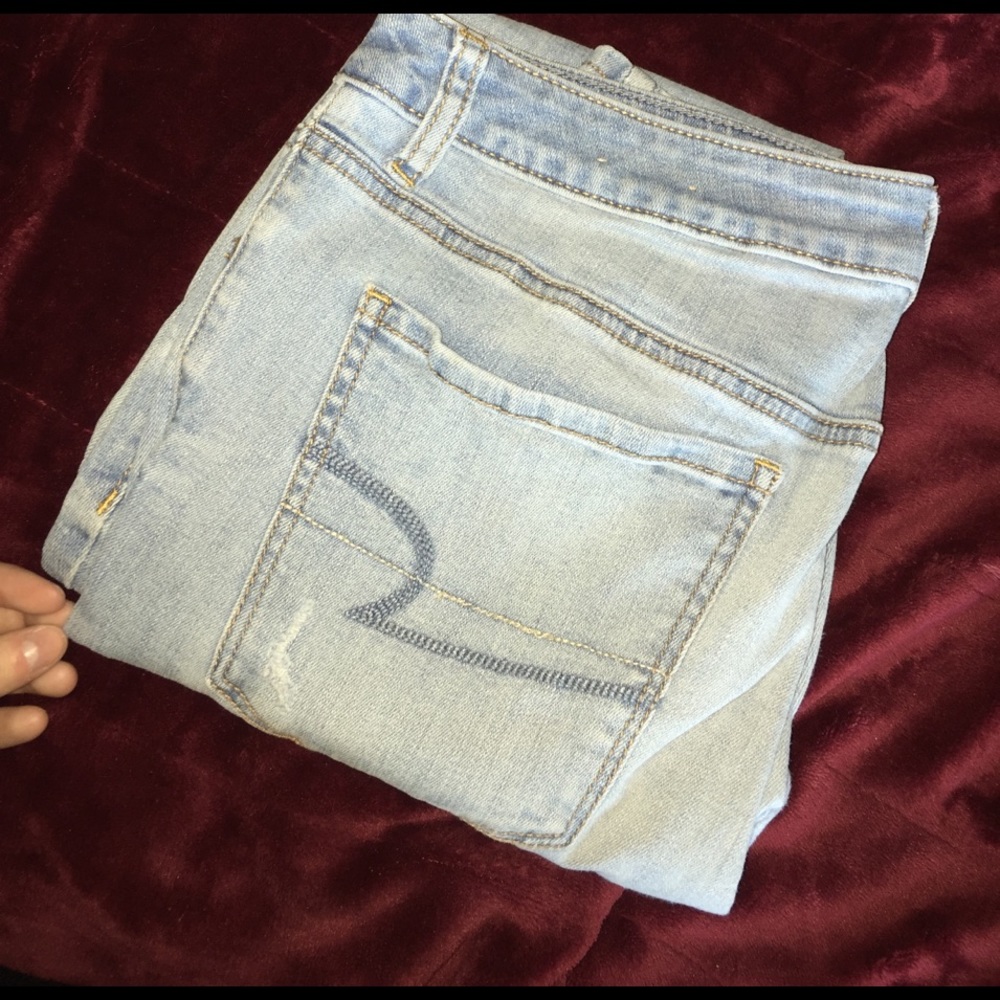 AMERICAN EAGLE LIGHT WASH RIPPED JEANS HIGH WAIST