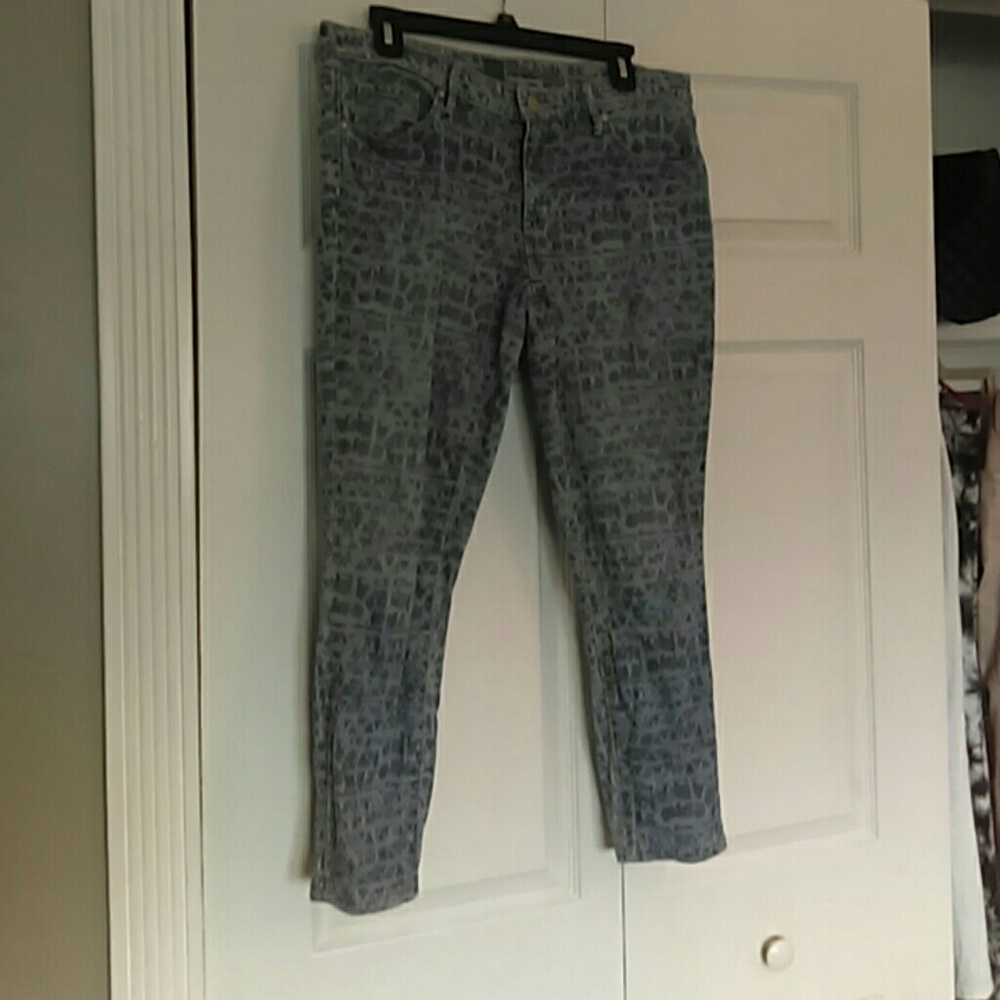 Patterned Capri jeans