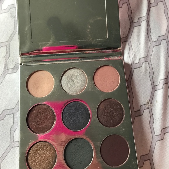Kylie Jenner holiday palette !!!! - Picture 2 of 5