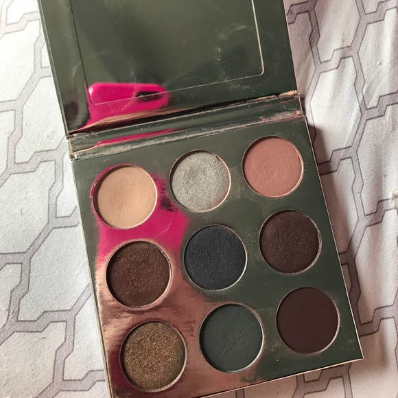 Kylie Jenner holiday palette !!!! - Picture 3 of 5
