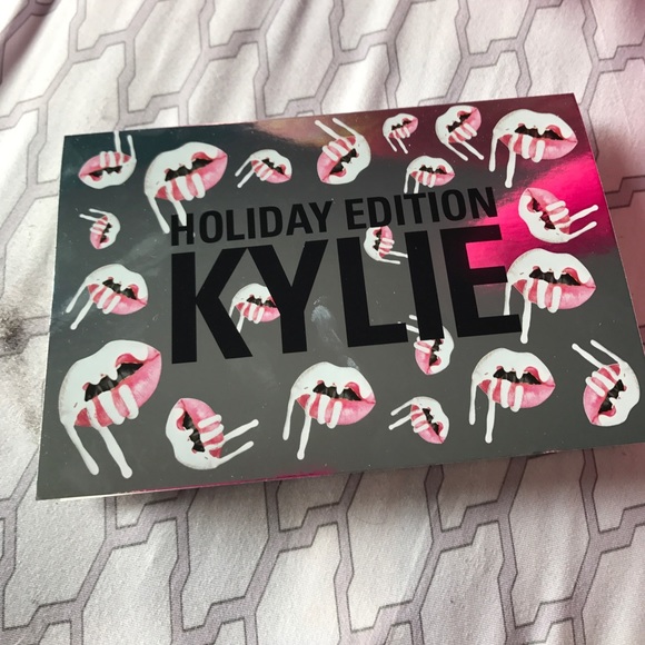 Kylie Jenner holiday palette !!!! - Picture 4 of 5