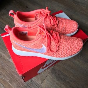 USED NIKE ROSHE RUN 8.5