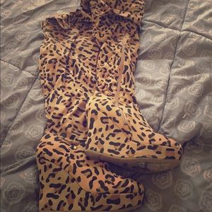 Knee high chetah boots!!