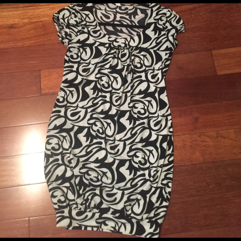 Black and white patterned dress