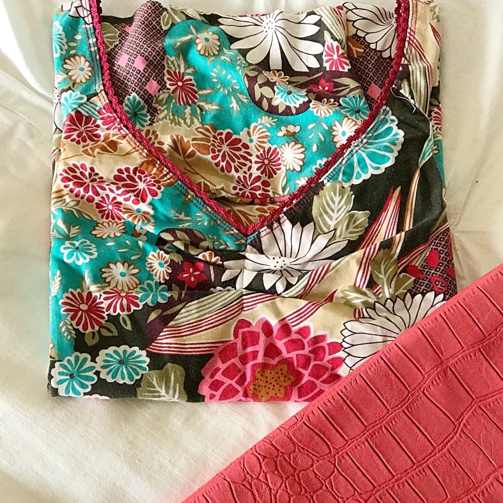 Adorable Floral Top from California Boutique 🌸🌺