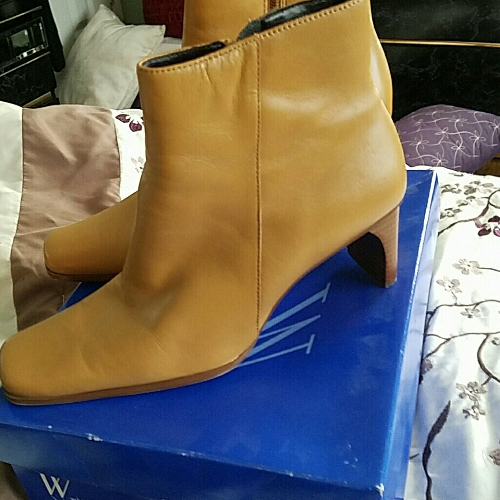 Ankle boots in tan size 8