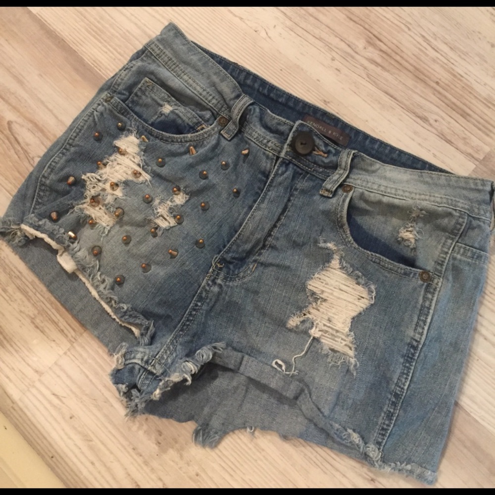 Kendall & Kylie studded and ripped shorts✨✌🏻