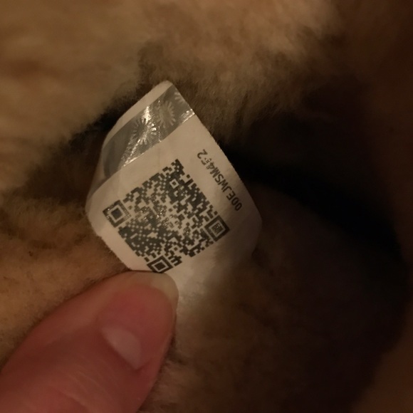 ✨FINAL $ DROP✨Bailey button short uggs - Picture 3 of 5