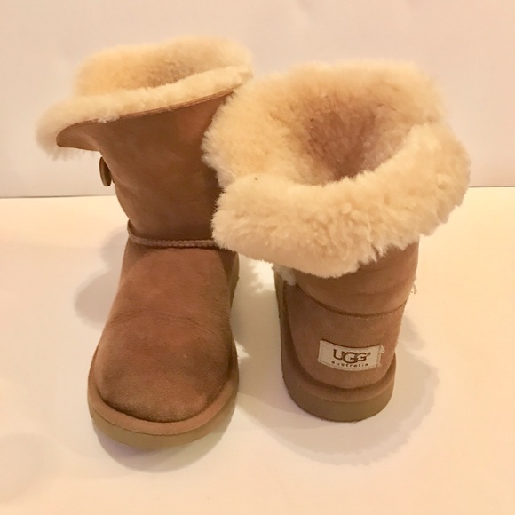 ✨FINAL $ DROP✨Bailey button short uggs - Picture 2 of 5