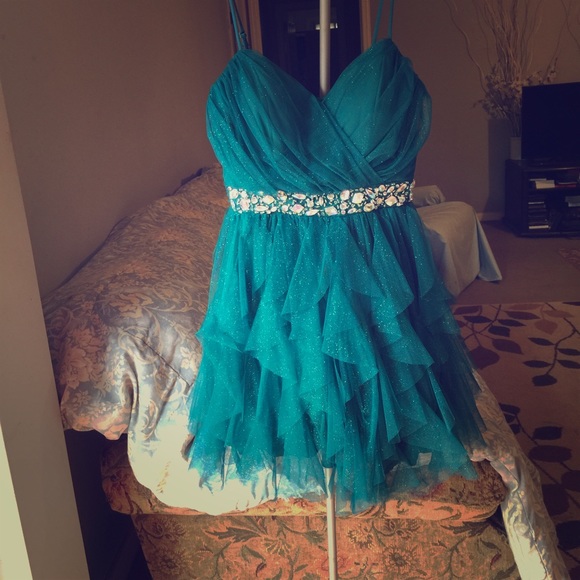 Short & Sparkly Emerald Prom Dress ✨ - Picture 1 of 3