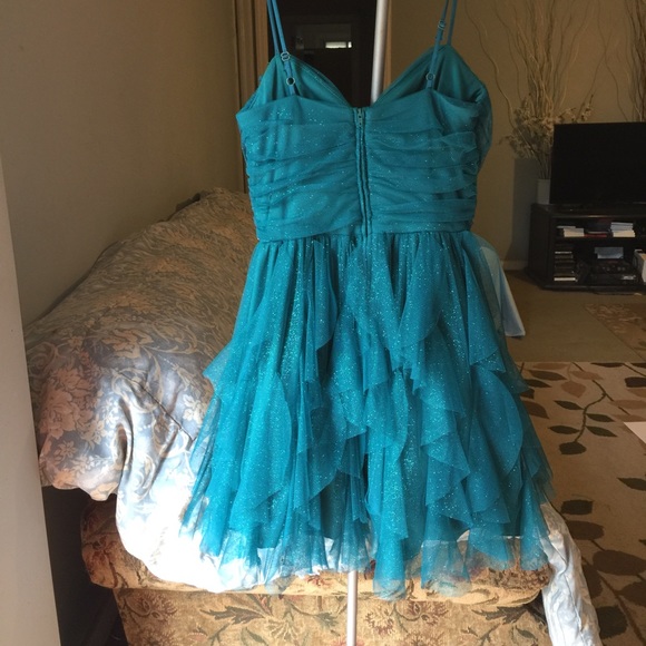 Short & Sparkly Emerald Prom Dress ✨ - Picture 2 of 3