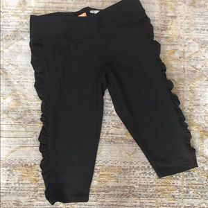 Lucy ruched workout capris L