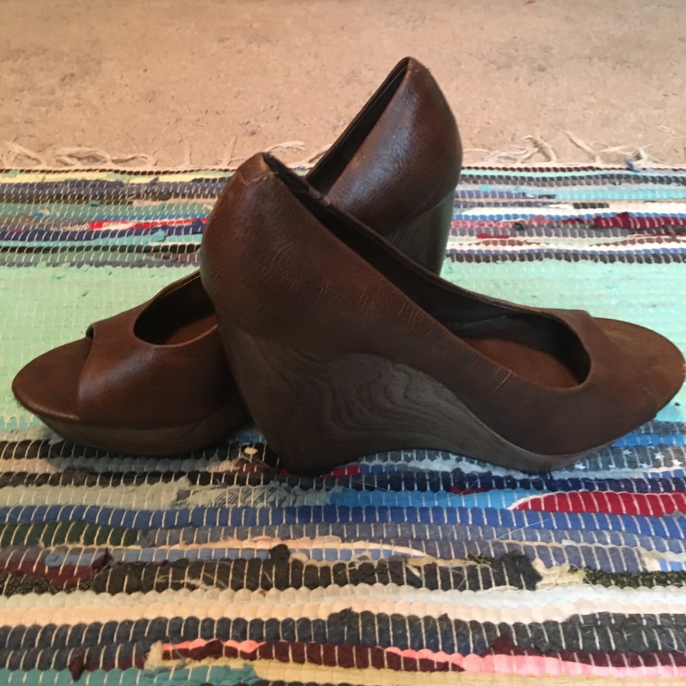 Jessica Simpson wood grain wedges