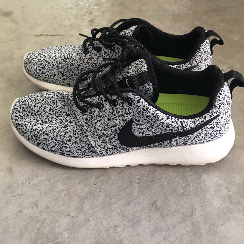 Nike women's Roshe Run Size 7.5
