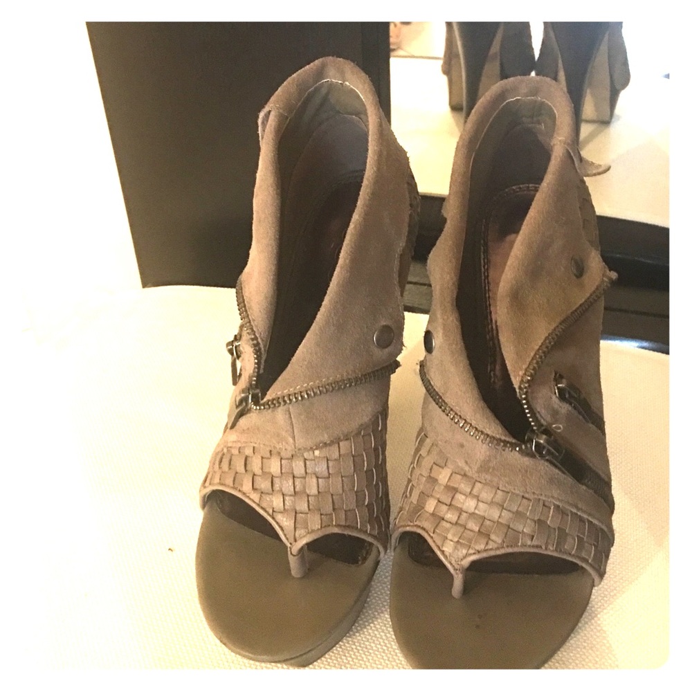 Bebe Size 7 Peep Toe Ankle Booties 😍