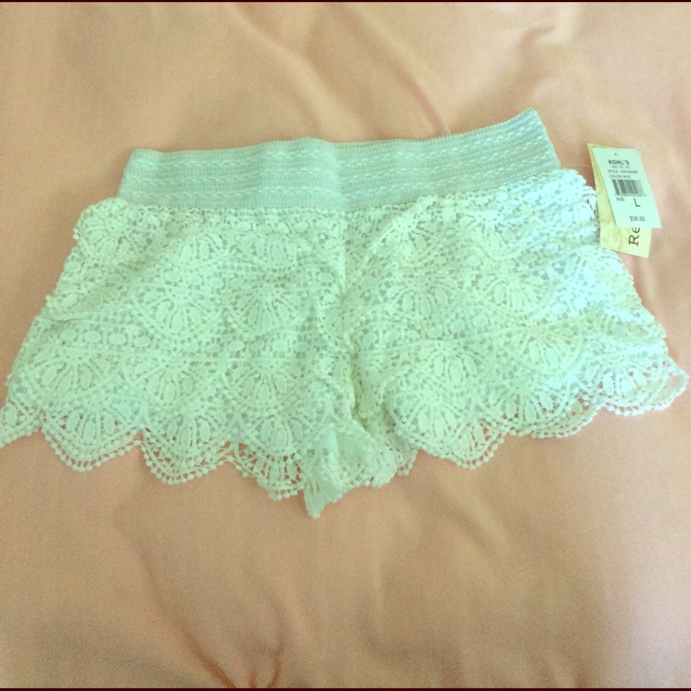 DONATING soon! NWT White ruffle shorts