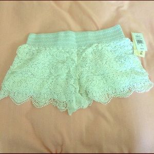 DONATING soon! NWT White ruffle shorts