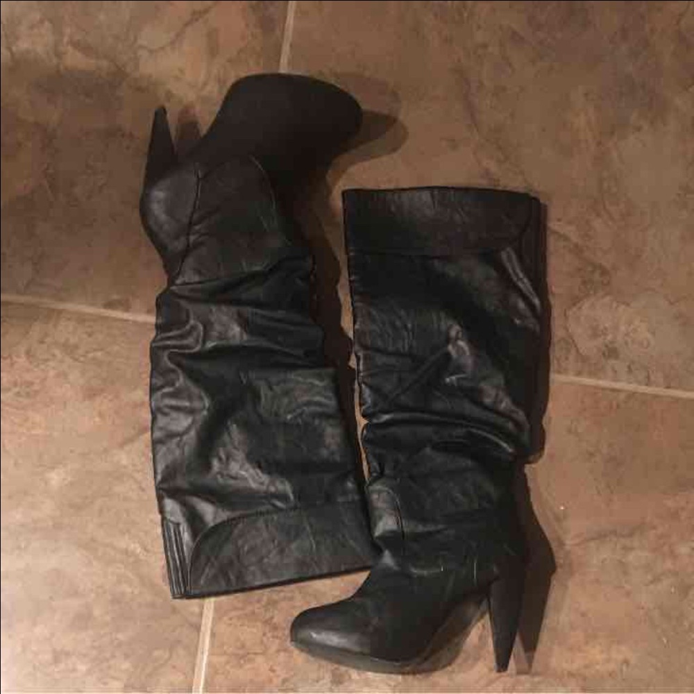 Black short heel boots